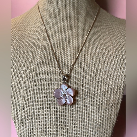 Mother Of Pearl Flower Pendant Diamond Center with 925 Sterling Silver Chain - Picture 3 of 6